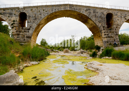 Le Pont Pont Julien près de Bonnieux, Provence, France Banque D'Images