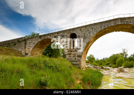 Le Pont Pont Julien près de Bonnieux, Provence, France Banque D'Images