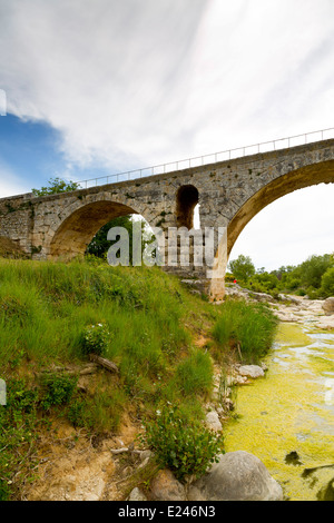 Le Pont Pont Julien près de Bonnieux, Provence, France Banque D'Images