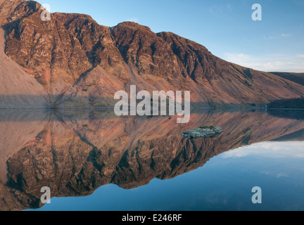 Whin Rigg et Wasdale pierriers reflète dans l'eau, l'As de Lake District National Park Banque D'Images