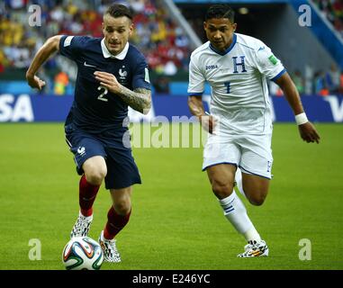 Porto Alegre, Brésil. 15 Juin, 2014. Frances Mathieu Debuchy défis avec le Honduras Emilio Izaguirre s lors d'un match du groupe E entre la France et le Honduras de la Coupe du Monde FIFA 2014 à l'Estadio Stade Beira-Rio à Porto Alegre, Brésil, le 15 juin 2014. Credit : Action Plus Sport/Alamy Live News Banque D'Images