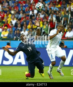 Porto Alegre, Brésil. 15 Juin, 2014. Frances Paul Pogba (L) tombe pendant un match du groupe E entre la France et le Honduras de la Coupe du Monde FIFA 2014 à l'Estadio Stade Beira-Rio à Porto Alegre, Brésil, le 15 juin 2014. Credit : Action Plus Sport/Alamy Live News Banque D'Images