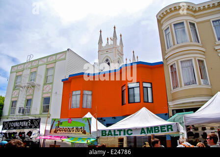 San Francisco, Californie, le 14 juin 2014. Nourriture, bière, t shirt et cabines hat alignés sur Vallejo Street à North Beach à San Francisco au cours de 60e festival des arts et métiers annuel. Plus de 150 artistes et artisans et de nourriture veners étaient représentés. Credit : Bob Kreisel/Alamy Live News Banque D'Images