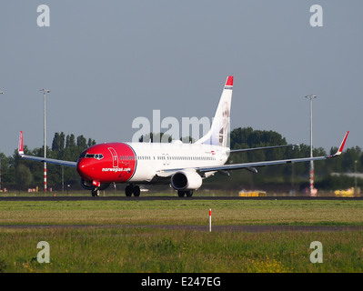LN-NGA, un Boeing 737-800 de Norwegian Air Shuttle, est vu décoller de l'aéroport de Schiphol le 16 mai 2014. L'avion est utilisé pour les liaisons moyen-courriers en Europe. Banque D'Images