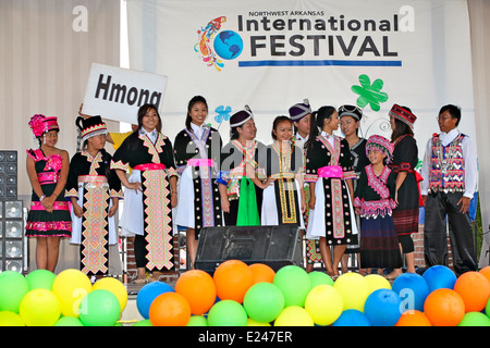 Festival International de mode et de montrer aux participants du Laos et de la Thaïlande en vêtements traditionnels tenue le 7 juin 2014 Banque D'Images