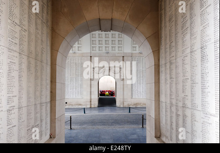 Noms sur la porte de Menin à Ypres, Belgique Banque D'Images