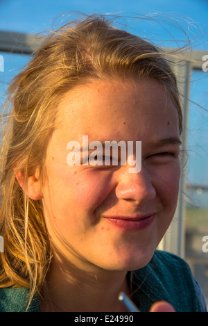 Un rire fille blonde au soleil Banque D'Images