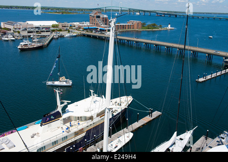 Une vue aérienne de l'île Goat et luxe megayachts amarré au chantier naval Newport pour yachts et bateaux à voile à RI Banque D'Images