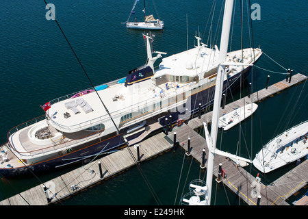 Une vue aérienne de megayacht de luxe bateaux amarré au chantier naval Newport pour yachts et bateaux à voile à RI Banque D'Images