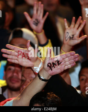 Bogota, Colombie. 15 Juin, 2014. Les partisans de Juan Manuel Santos, montrer leurs mains avec des slogans après connaître les résultats du second tour de l'élection présidentielle que Samtos réélu comme président de la Colombie, à Bogota, Colombie, le 15 juin 2014. La Colombie est le président sortant, Juan Manuel Santos a obtenu un second mandat de quatre ans à l'élection présidentielle tenue le ruissellement dimanche. Crédit : Raul Palacios/COLPRENSA/Xinhua/Alamy Live News Banque D'Images