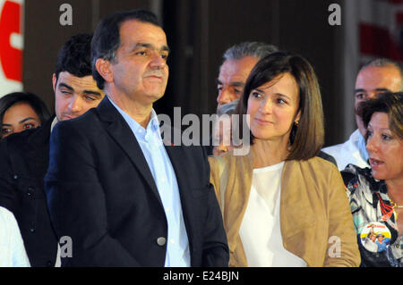 Bogota, Colombie. 15 Juin, 2014. Candidat à la présidence du Parti du Centre Démocratique, Oscar Ivan Zuluaga (L'avant), réagit après la connaissance des résultats du deuxième tour de l'élection présidentielle, à Bogota, Colombie, le 15 juin 2014. La Colombie est le président sortant, Juan Manuel Santos a obtenu un second mandat de quatre ans à l'élection présidentielle tenue le ruissellement dimanche. Credit : Argemiro Pineros/COLPRENSA/Xinhua/Alamy Live News Banque D'Images