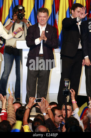 Bogota, Colombie. 15 Juin, 2014. Juan Manuel Santos (C), réagit après la connaissance des résultats du deuxième tour de l'élection présidentielle qui l'ont réélu comme président de la Colombie, à Bogota, Colombie, le 15 juin 2014. La Colombie est le président sortant, Juan Manuel Santos a obtenu un second mandat de quatre ans à l'élection présidentielle tenue le ruissellement dimanche. Credit : Argemiro Pineros/COLPRENSA/Xinhua/Alamy Live News Banque D'Images