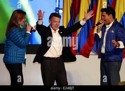 Bogota, Colombie. 15 Juin, 2014. Juan Manuel Santos (C), réagit après la connaissance des résultats du deuxième tour de l'élection présidentielle qui l'ont réélu comme président de la Colombie, à Bogota, Colombie, le 15 juin 2014. La Colombie est le président sortant, Juan Manuel Santos a obtenu un second mandat de quatre ans à l'élection présidentielle tenue le ruissellement dimanche. Crédit : Raul Palacios/COLPRENSA/Xinhua/Alamy Live News Banque D'Images