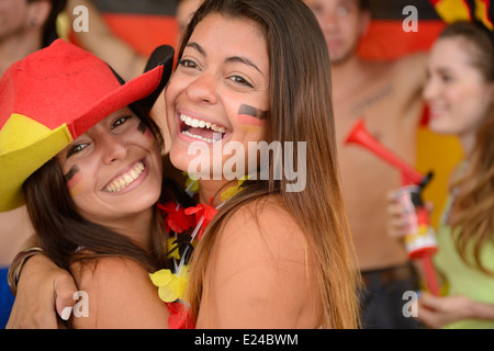 Heureux couple d'amies sport soccer fans en fête. Banque D'Images