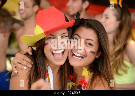 Heureux couple d'amies sport soccer fans en fête. Banque D'Images