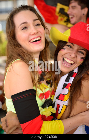 Heureux les copines allemand sport soccer fans celebrating victory serrant les uns les autres. Banque D'Images