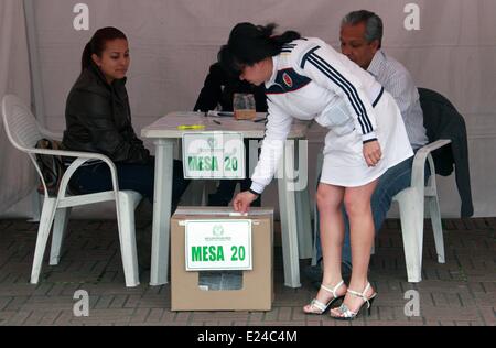 Bogota, Colombie. 15 Juin, 2014. Un citoyen vote au bureau de scrutin durant le deuxième tour de l'élection présidentielle de Bogota, Colombie, le 15 juin 2014. La Colombie est le président sortant, Juan Manuel Santos a obtenu un second mandat de quatre ans à l'élection présidentielle tenue le ruissellement dimanche. Credit : Cesar Marin/Xinhua/Alamy Live News Banque D'Images