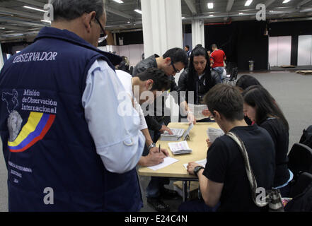 Bogota, Colombie. 15 Juin, 2014. Général des employés nombre de votes votes dans un bureau de vote à Bogota, Colombie, le 15 juin 2014. La Colombie est le président sortant, Juan Manuel Santos a obtenu un second mandat de quatre ans à l'élection présidentielle tenue le ruissellement dimanche. Credit : German Enciso/COLPRENSA/Xinhua/Alamy Live News Banque D'Images