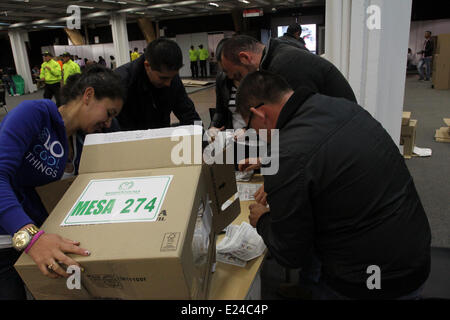 Bogota, Colombie. 15 Juin, 2014. Général des employés nombre de votes votes dans un bureau de vote à Bogota, Colombie, le 15 juin 2014. La Colombie est le président sortant, Juan Manuel Santos a obtenu un second mandat de quatre ans à l'élection présidentielle tenue le ruissellement dimanche. Credit : German Enciso/COLPRENSA/Xinhua/Alamy Live News Banque D'Images