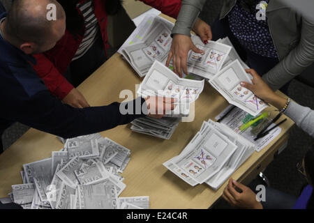 Bogota, Colombie. 15 Juin, 2014. Général des employés nombre de votes votes dans un bureau de vote à Bogota, Colombie, le 15 juin 2014. La Colombie est le président sortant, Juan Manuel Santos a obtenu un second mandat de quatre ans à l'élection présidentielle tenue le ruissellement dimanche. Credit : German Enciso/COLPRENSA/Xinhua/Alamy Live News Banque D'Images