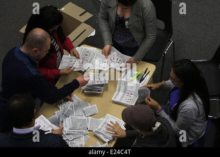 Bogota, Colombie. 15 Juin, 2014. Général des employés nombre de votes votes dans un bureau de vote à Bogota, Colombie, le 15 juin 2014. La Colombie est le président sortant, Juan Manuel Santos a obtenu un second mandat de quatre ans à l'élection présidentielle tenue le ruissellement dimanche. Credit : German Enciso/COLPRENSA/Xinhua/Alamy Live News Banque D'Images