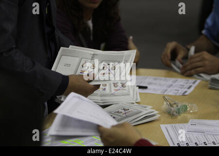 Bogota, Colombie. 15 Juin, 2014. Général des employés nombre de votes votes dans un bureau de vote à Bogota, Colombie, le 15 juin 2014. La Colombie est le président sortant, Juan Manuel Santos a obtenu un second mandat de quatre ans à l'élection présidentielle tenue le ruissellement dimanche. Credit : German Enciso/COLPRENSA/Xinhua/Alamy Live News Banque D'Images