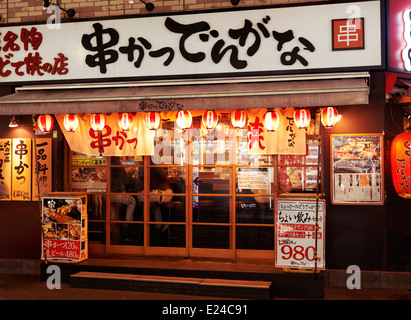 Restaurant japonais portes la nuit à Shinjuku, Tokyo, Japon. Banque D'Images