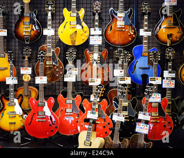 Acoustique semi-hollow-body guitares électriques sur l'écran dans un magasin de musique à Tokyo, Japon. Banque D'Images