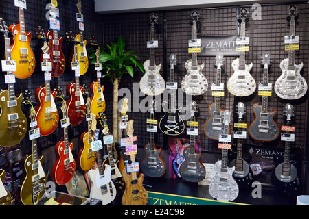 Zemaitis, en forme de Les Paul guitares électriques sur l'écran dans un magasin de musique à Tokyo, Japon. Banque D'Images