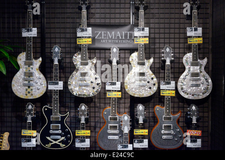 Zemaitis guitares électriques sur l'écran dans un magasin de musique à Tokyo, Japon. Banque D'Images