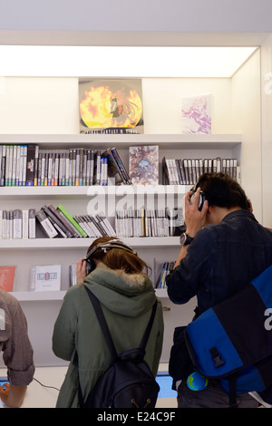 Les gens d'écouter de la musique sur Square Enix bandes son magasin à Tokyo, Japon. Banque D'Images