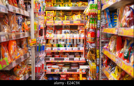 Les produits alimentaires emballés fast food à l'école Don Quijote de chaîne de magasins d'escompte à Shinjuku, Tokyo, Japon Banque D'Images