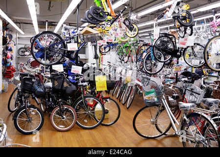 Les vélos dans un magasin à Tokyo, Japon Banque D'Images