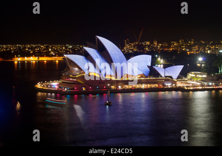 Sydney Opera House allumé dans le cadre du Sydney Festival 2014 vives. Banque D'Images