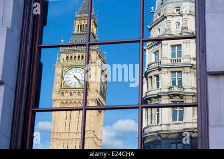 Big Ben Elizabeth Tower Clock Tower de Maisons du Parlement reflète dans fenêtre dans soir lumière Westminster London England UK Banque D'Images