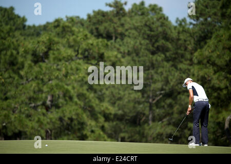 Pinehurst, Caroline du Nord, USA. 15 Juin, 2014. Martin Kaymer (GER) Golf : Martin Kaymer d'Allemagne les putts sur le troisième trou lors de la ronde finale de la 114e US Open Championship à Pinehurst Resort Country Club no2 en cours Pinehurst, Caroline du Nord, États-Unis . Credit : Koji Aoki/AFLO SPORT/Alamy Live News Banque D'Images