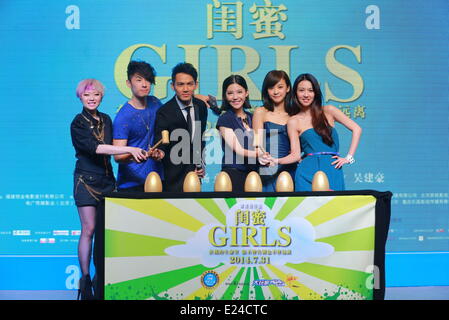 Shanghai, Chine. 15 Juin, 2014. Babara Directeur Wong, VanNess Wu, acteurs Wallace Chung, Fiona, Ivy Chen et Yang Zishan (de G à D) poser pour des photos comme ils assistent à la conférence de presse pour le film in Shanghai, la Chine orientale, le 15 juin 2014. Le film Les filles, qui est réalisé par Babara Wong, est prévue pour le 31 juillet. Credit : Zheng Kaiyuan/Xinhua/Alamy Live News Banque D'Images