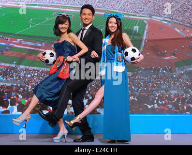 Shanghai, Chine. 15 Juin, 2014. Ivy Chen acteurs (L), Wallace Chung (C) et Yang Zishan assister à la conférence de presse pour le film in Shanghai, la Chine orientale, le 15 juin 2014. Le film Les filles, qui est réalisé par Babara Wong, est prévue pour le 31 juillet. Credit : Zheng Kaiyuan/Xinhua/Alamy Live News Banque D'Images