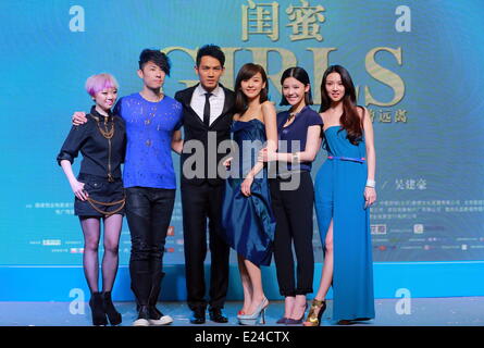 Shanghai, Chine. 15 Juin, 2014. Babara Directeur Wong, VanNess Wu, acteurs Wallace Chung, Fiona, Ivy Chen et Yang Zishan (de G à D) poser pour des photos comme ils assistent à la conférence de presse pour le film in Shanghai, la Chine orientale, le 15 juin 2014. Le film Les filles, qui est réalisé par Babara Wong, est prévue pour le 31 juillet. Credit : Zheng Kaiyuan/Xinhua/Alamy Live News Banque D'Images