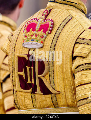 Londres, Royaume-Uni. 14 Juin, 2014. Une couronne et le monogramme EIIR (qui signifie : Elizabeth II Regina) décore l'arrière de l'uniforme d'un soldat de la Reine qui fait son chemin vers le palais de Buckingham lors de la parade de la parade d'anniversaire annuel de couleur à Londres, Grande-Bretagne, 14 juin, 2014. Banque D'Images