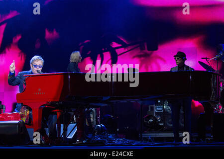 Manchester, New York, USA. 15 Juin, 2014. Les titres d'ELTON JOHN 2014 Bonnaroo Music and Arts Festival à Manchester, New York Crédit : Daniel DeSlover/ZUMAPRESS.com/Alamy Live News Banque D'Images