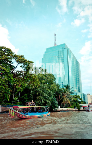 La vue quotidienne de Chao Phraya, avec des bateaux et des bâtiments du centre-ville de Bangkok Banque D'Images