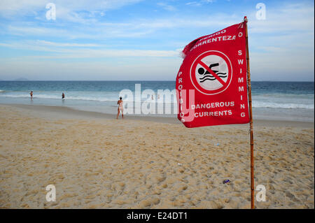 La plage de Copacabana. Nager interdit. Banque D'Images