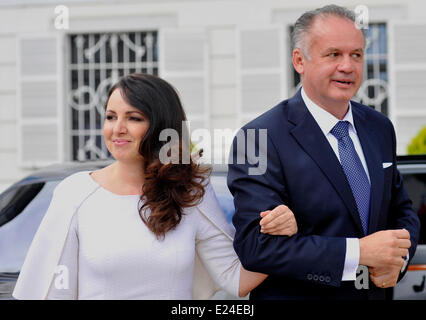 Bratislava, dimanche. 15 Juin, 2014. Nouveau président slovaque Andrej Kiska, accompagné de sa femme Martina, arriver au palais présidentiel à Bratislava, Dimanche 15 Juin, 2014. Kiska est le quatrième chef de l'Etat depuis la création de la Slovaquie indépendante en 1993. Crédit : Jan Koller/CTK Photo/Alamy Live News Banque D'Images