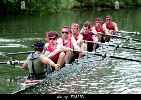 Cambridge peut bosses, Churchill College, le huit masculin cox tenant le bec avant de commencer une course. Banque D'Images