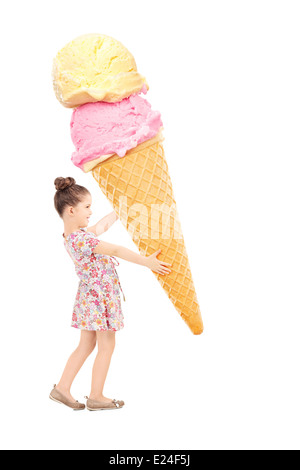 Happy little girl holding un énorme ice cream Banque D'Images