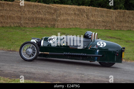 Cholmondeley, Cheshire, Royaume-Uni 15 juin 2014. No.55 Maserati 250F conduit par Rob Hall au defi Wind. L'action est à la 1.2-mile voie dans le parc de Cholmondeley Castle où plus de 120 voitures en concurrence, s'étendant sur sept décennies de sport automobile. Le week-end est l'une des plus grandes célébrations de la puissance et la vitesse dans le pays. Banque D'Images