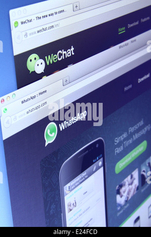 Photo de WhatsApp et WeChat sur un écran de surveillance. Ils sont célèbres pour les smartphones l'application de messagerie instantanée Banque D'Images