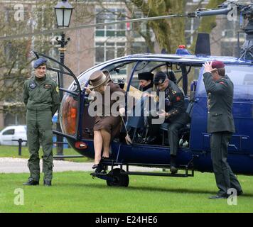 La Reine Beatrix des Pays-Bas se rendant sur le 150e anniversaire de la maison royale pour les vieux soldats Bronbeek et le musée Bronbeek. Arnhem, Pays-Bas - 27.02.2013 disponible pour publication dans les cas suivants : Royaume-Uni, United States Quand : 27 Oct 2013 Banque D'Images