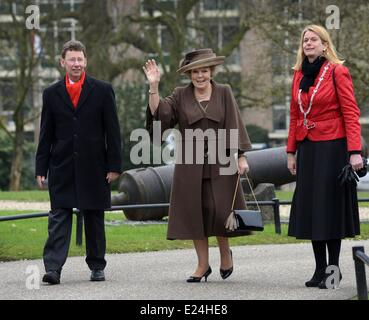 La Reine Beatrix des Pays-Bas se rendant sur le 150e anniversaire de la maison royale pour les vieux soldats Bronbeek et le musée Bronbeek. Arnhem, Pays-Bas - 27.02.2013 disponible pour publication dans les cas suivants : Royaume-Uni, United States Quand : 27 Oct 2013 Banque D'Images